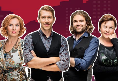 Neljä aikuista seisoo vierekkäin tyyliteltyä punaista kaupunkitaustaa vasten. Kolme miestä ja yksi nainen hymyilevät tai näyttävät itsevarmoilta, pukeutuneina tyylikkääseen rentoon tai liikemiesasuun, kädet ristissä tai lepäävät.