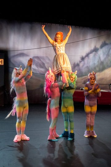 Helsinki Dance Company – Huonosti vartioitu tyttö – Kuvassa Heidi Naakka, Johannes Purovaara, Jyrki Kasper, Mikko Paloniemi, Jyrki Karttunen – Kuva © Marko Mäkinen