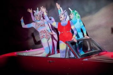 Helsinki Dance Company – Huonosti vartioitu tyttö – Kuvassa Johannes Purovaara, Jyrki Karttunen, Mikko Paloniemi – Kuva © Marko Mäkinen