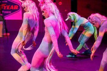 Helsinki Dance Company – Huonosti vartioitu tyttö – Kuvassa –  Johannes Purovaara, Jyrki Kasper, Mikko Paloniemi, Jyrki Karttunen – Kuva © Marko Mäkinen