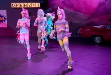 Helsinki Dance Company – Huonosti vartioitu tyttö – Kuvassa Jyrki Kasper, Johannes Purovaara, Mikko Paloniemi, Jyrki Karttunen – Kuva © Marko Mäkinen