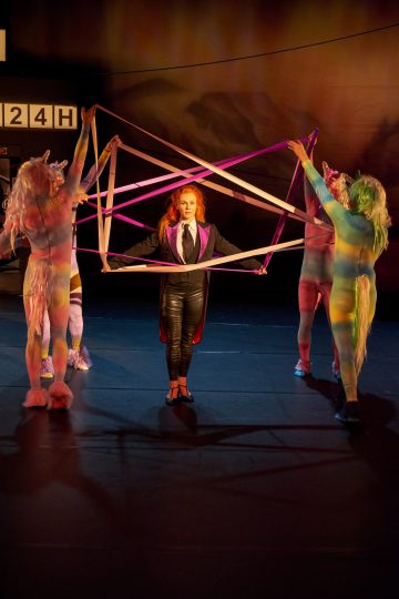 Helsinki Dance Company – Huonosti vartioitu tyttö – Kuvassa keskellä Heidi Naakka – Kuva © Marko Mäkinen