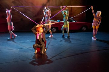 Helsinki Dance Company – Huonosti vartioitu tyttö – Kuvassa edessä Heidi Naakka, takana Jyrki Kasper, Johannes Purovaara, Mikko Paloniemi, Jyrki Karttunen – Kuva © Marko Mäkinen