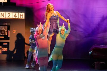 Helsinki Dance Company – Huonosti vartioitu tyttö – Kuvassa Heidi Naakka, Jyrki Karttunen, Johannes Purovaara, Mikko Paloniemi – Kuva © Marko Mäkinen