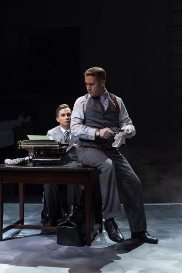 Helsingin Kaupunginteatteri – Kaasua, komisario Palmu! – Kuvassa: Heikki Ranta, Petrus Kähkönen – Kuva © Harri Hinkka