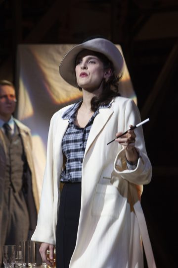 Helsingin Kaupunginteatteri – Kaasua, komisario Palmu! – Kuvassa: Sara Paasikoski – Kuva © Harri Hinkka