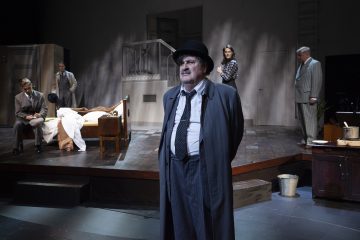 Helsingin Kaupunginteatteri – Kaasua, komisario Palmu! – Kuvassa: Heikki Ranta, Petrus Kähkönen, Kari Väänänen, Sara Paasikoski, Eero Saarinen – Kuva © Harri Hinkka