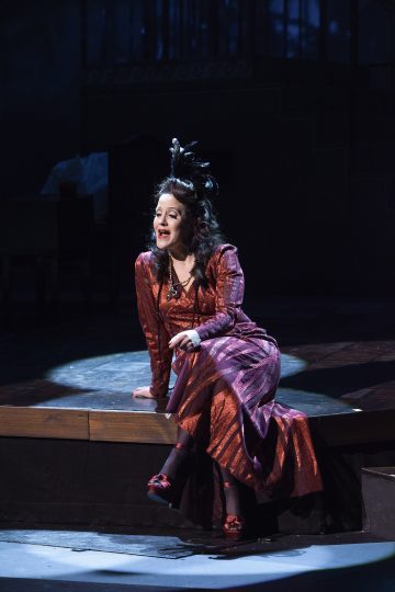 Helsingin Kaupunginteatteri – Kaasua, komisario Palmu! – Kuvassa: Vuokko Hovatta – Kuva © Harri Hinkka