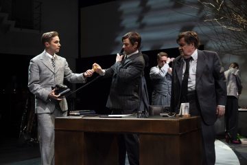 Helsingin Kaupunginteatteri – Kaasua, komisario Palmu! – Kuvassa: Heikki Ranta, Kari Mattila, Petrus Kähkönen, Kari Väänänen – Kuva © Harri Hinkka