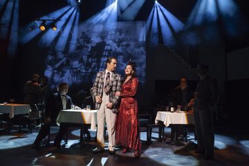 Helsingin Kaupunginteatteri – Kaasua, komisario Palmu! – Kuvassa: Tuukka Leppänen, Vuokko Hovatta – Kuva © Harri Hinkka