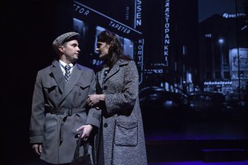 Helsingin Kaupunginteatteri – Kaasua, komisario Palmu! – Kuvassa: Heikki Ranta, Sara Paasikoski – Kuva © Harri Hinkka