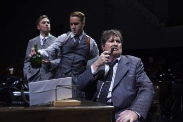 Helsingin Kaupunginteatteri – Kaasua, komisario Palmu! – Kuvassa: Heikki Ranta, Petrus Kähkönen, Kari Väänänen – Kuva © Harri Hinkka