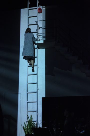 Helsingin Kaupunginteatteri – Kaasua, komisario Palmu! – Kuvassa: Sara Paasikoski – Kuva © Harri Hinkka