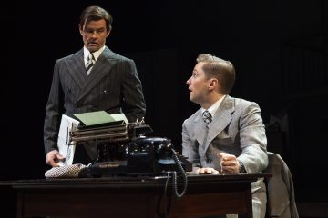 Helsingin Kaupunginteatteri – Kaasua, komisario Palmu! – Kuvassa: Kari Mattila, Petrus Kähkönen – Kuva © Harri Hinkka