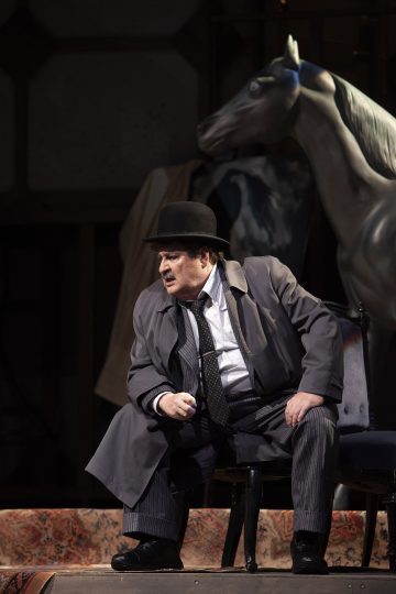 Helsingin Kaupunginteatteri – Kaasua, komisario Palmu! – Kuvassa: Kari Väänänen – Kuva © Harri Hinkka