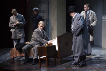 Helsingin Kaupunginteatteri – Kaasua, komisario Palmu! – Kuvassa: Heikki Ranta, Kai Lähdesmäki, Kari Mattila, Kari Väänänen, Petrus Kähkönen – Kuva © Harri Hinkka