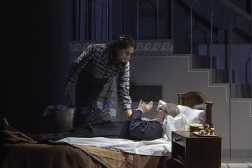 Helsingin Kaupunginteatteri – Kaasua, komisario Palmu! – Kuvassa: Sara Paasikoski, Kirsi Karlenius – Kuva © Harri Hinkka