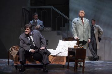 Helsingin Kaupunginteatteri – Kaasua, komisario Palmu! – Kuvassa: Kari Väänänen, Heikki Ranta, Eero Saarinen, Petrus Kähkönen – Kuva © Harri Hinkka