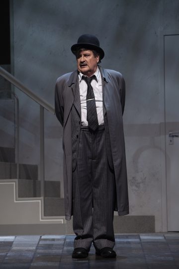 Helsingin Kaupunginteatteri – Kaasua, komisario Palmu! – Kuvassa: Kari Väänänen – Kuva © Harri Hinkka