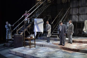 Helsingin Kaupunginteatteri – Kaasua, komisario Palmu! – Kuvassa: Miiko Toiviainen, Tuukka Leppänen, Petrus Kähkönen, Kari Väänänen, Heikki Ranta – Kuva © Harri Hinkka