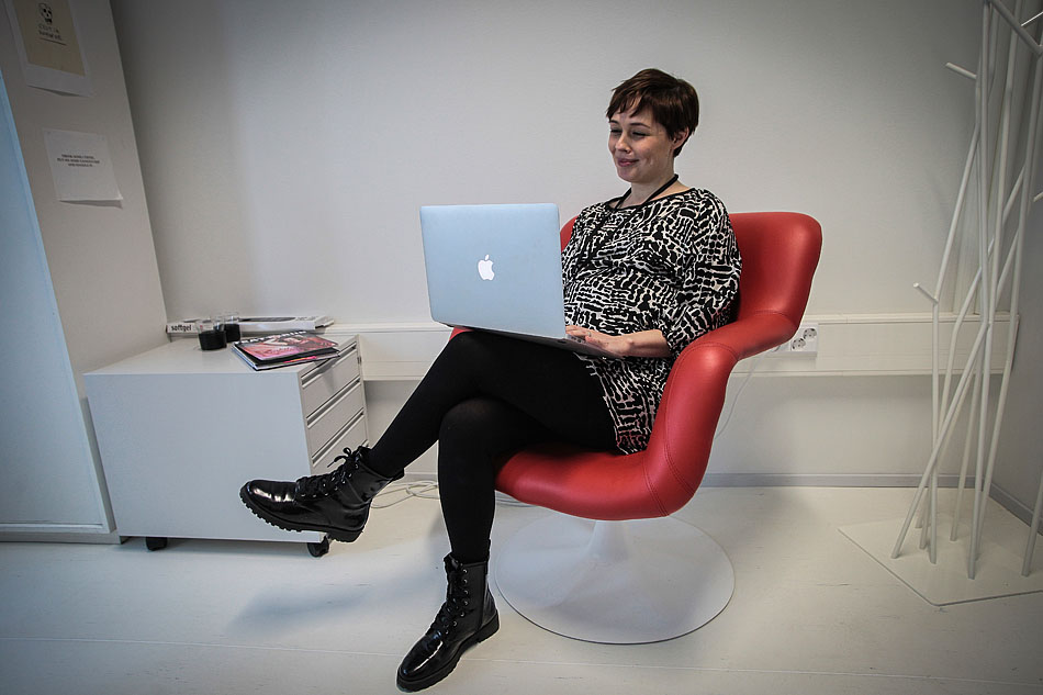 Markkinointisuunnittelija Petra Bühler istuu läppäri sylissään