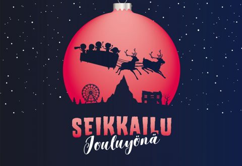 Punainen joulukoriste, jossa on joulupukin reen ja porojen siluetit, jotka lentävät talvikylän, maailmanpyörän ja puiden yllä. Lumi putoaa kohtauksen yli. Alla teksti SEIKKAILU Jouluyönä.