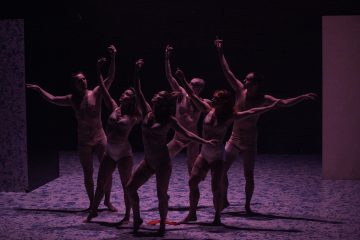 Helsingin Kaupunginteatteri – Bonfire: The Wandering Bands Of Storytelling Sapiens – Kuvassa Mikko Paloniemi, Sofia Hilli, Inka Tiitinen, Justus Pienmunne, Heidi Naakka, Jyrki Kasper – Kuva © Henriikka Koskenniemi