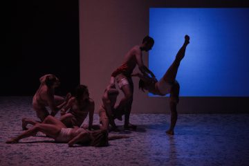 Helsingin Kaupunginteatteri – Bonfire: The Wandering Bands Of Storytelling Sapiens – Kuvassa Mikko Paloniemi, Sofia Hilli, Inka Tiitinen, Jyrki Kasper, Justus Pienmunne, Heidi Naakka – Kuva © Henriikka Koskenniemi