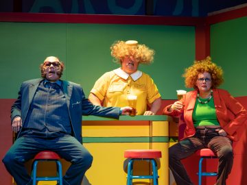 Helsingin Kaupunginteatteri – Fingerpori – Kuvassa Antti Timonen, Sanna Saarijärvi, Leenamari Unho – Kuva © Miika Storm