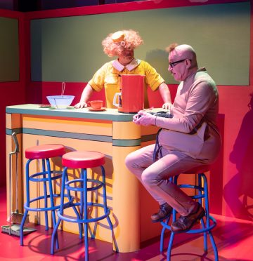 Helsingin Kaupunginteatteri – Fingerpori – Kuvassa Sanna Saarijärvi, Jari Pehkonen – Kuva © Miika Storm