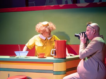 Helsingin Kaupunginteatteri – Fingerpori – Kuvassa Sanna Saarijärvi, Jari Pehkoneno – Kuva © Miika Storm