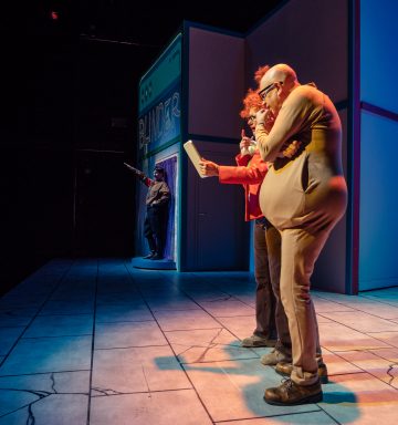 Helsingin Kaupunginteatteri – Fingerpori – Kuvassa Antti Timonen, Leenamari Unho, Jari Pehkonen  – Kuva © Miika Storm