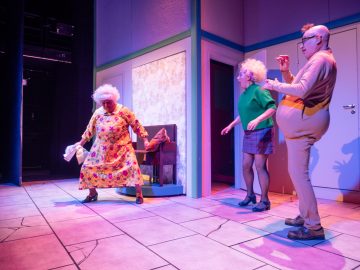 Helsingin Kaupunginteatteri – Fingerpori – Kuvassa Sanna Saarijärvi, Helena Haaranen, Jari Pehkonen – Kuva © Miika Storm