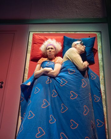 Helsingin Kaupunginteatteri – Fingerpori – Kuvassa Helena Haaranen, Jari Pehkonen – Kuva © Miika Storm