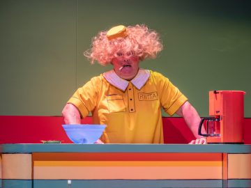 Helsingin Kaupunginteatteri – Fingerpori – Kuvassa Sanna Saarijärvi – Kuva © Miika Storm