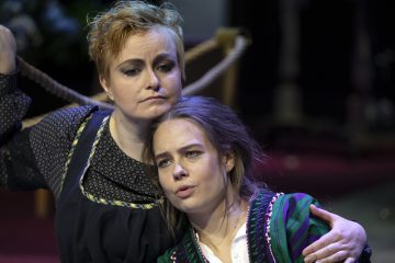 Helsingin Kaupunginteatteri – Kirsikkatarha – Kuvassa Emilia Sinisalo ja Sonja Kuittinen – Kuva Stefan Bremer