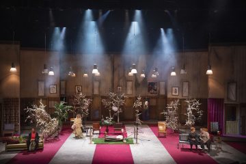 Helsingin Kaupunginteatteri – Kirsikkatarha – Kuvassa Chike Ohanwe, Sanna Majuri, Emilia Sinisalo ja Eero Saarinen – Kuva Stefan Bremer