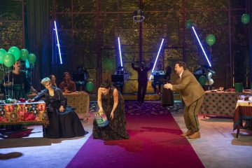 Helsingin Kaupunginteatteri – Kirsikkatarha – Kuvassa Heidi Herala, Emilia Sinisalo, Sonja Kuittinen, Tommi Eronen, Aino Seppo, Jouko Klemettilä – Kuva Stefan Bremer