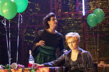 Helsingin Kaupunginteatteri – Kirsikkatarha – Kuvassa Heidi Herala, Emilia Sinisalo – Kuva Stefan Bremer