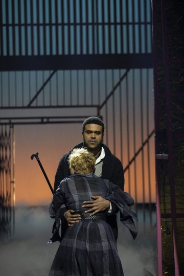 Helsingin Kaupunginteatteri – Kirsikkatarha – Kuvassa Emilia Sinisalo ja Chike Ohanwe – Kuva Stefan Bremer