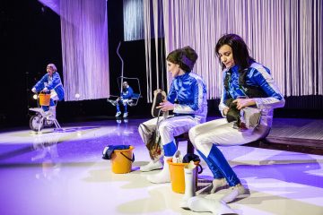 Helsingin Kaupunginteatteri – Tahto – Kuvassa Vappu Nalbantoglu, Sanna-June Hyde, takana Leena Rapola, Risto Kaskilahti – Kuva © Robert Seger/Moment