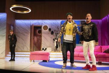 Helsingin Kaupunginteatteri – Comeback – räpätessä roiskuu – Kuvassa Janna Räsänen, Sauli Suonpää ja Peter Kanerva – Kuva © Mirka Kleemola