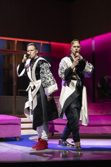 Helsingin Kaupunginteatteri – Comeback – räpätessä roiskuu – Kuvassa Peter Kanerva ja Sauli Suonpää – Kuva © Mirka Kleemola