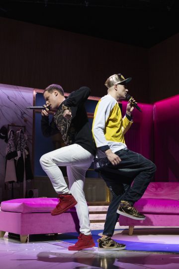 Helsingin Kaupunginteatteri – Comeback – räpätessä roiskuu – Kuvassa Peter Kanerva ja Sauli Suonpää – Kuva © Mirka Kleemola