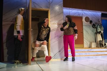 Helsingin Kaupunginteatteri – Comeback – räpätessä roiskuu – Kuvassa Sauli Suonpää, Peter Kanerva ja Minna Koskela – Kuva © Mirka Kleemola