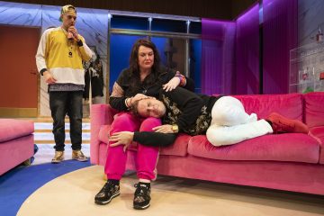 Helsingin Kaupunginteatteri – Comeback – räpätessä roiskuu – Kuvassa Sauli Suonpää, Minna Koskela ja Peter Kanerva – Kuva © Mirka Kleemola