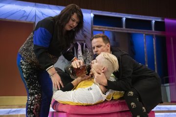 Helsingin Kaupunginteatteri – Comeback – räpätessä roiskuu – Kuvassa Minna Koskela, Sauli Suonpää ja Peter Kanerva – Kuva © Mirka Kleemola