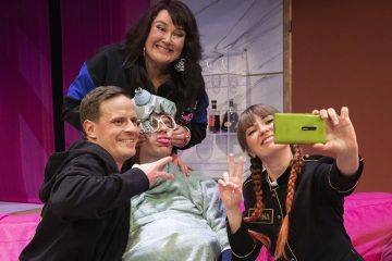 Helsingin Kaupunginteatteri – Comeback – räpätessä roiskuu – Kuvassa Peter Kanerva, Minna Koskela, Sauli Suonpää, Janna Räsänen – Kuva © Mirka Kleemola