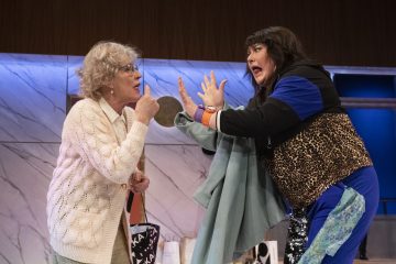 Helsingin Kaupunginteatteri – Comeback – räpätessä roiskuu – Kuvassa Eija Vilpas ja Minna Koskela – Kuva © Mirka Kleemola