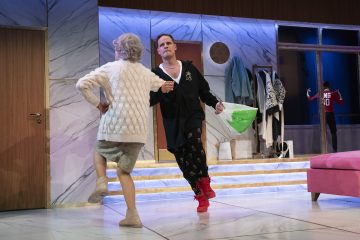 Helsingin Kaupunginteatteri – Comeback – räpätessä roiskuu – Kuvassa Eija Vilpas ja Peter Kanerva – Kuva © Mirka Kleemola